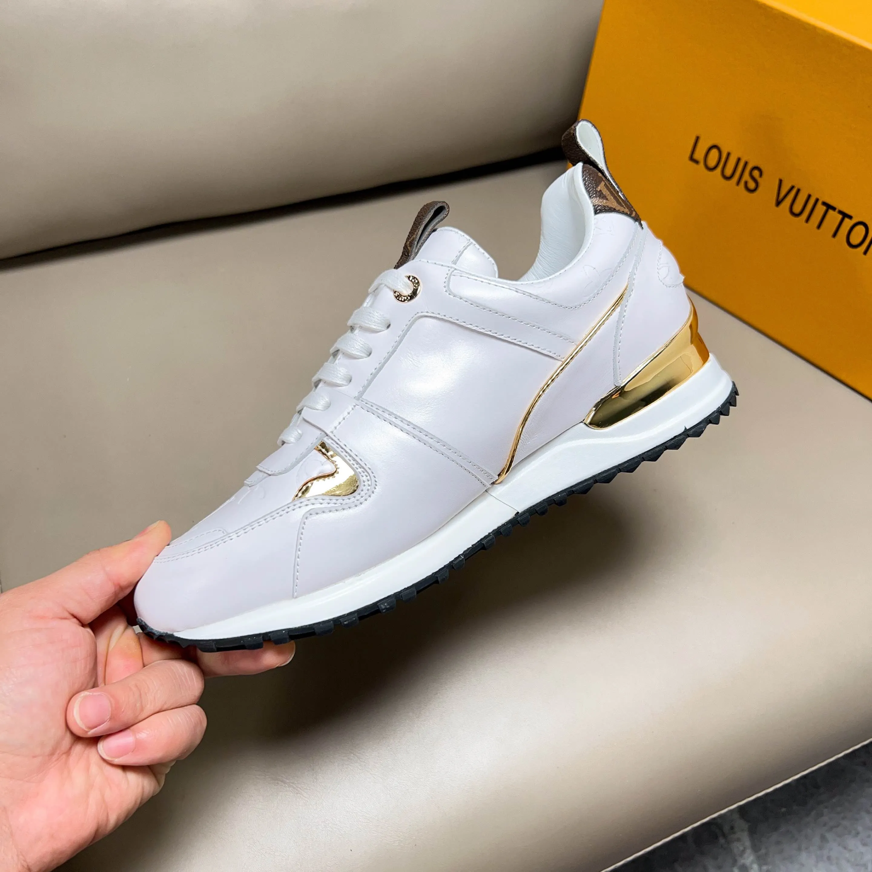 Factory price: 440💰【LV】Male and female couples model, sold simultaneously at counters, original classic 1:1 copy, original designer design, imported calf + sheepskin lining, L gold unique design on both sides, fashionable and trendy. 🔍🔍Original quality @ No pressure to enter and leave the counter at will, the original replica outsole is suitable for all kinds of travel, making it worth owning. Welcome all sellers to sell in the picture above. We can send one piece on behalf of you. Male size: 38-44 (can be customized to 45 sizes), female size: 35-39 (can be customized to 40 sizes)